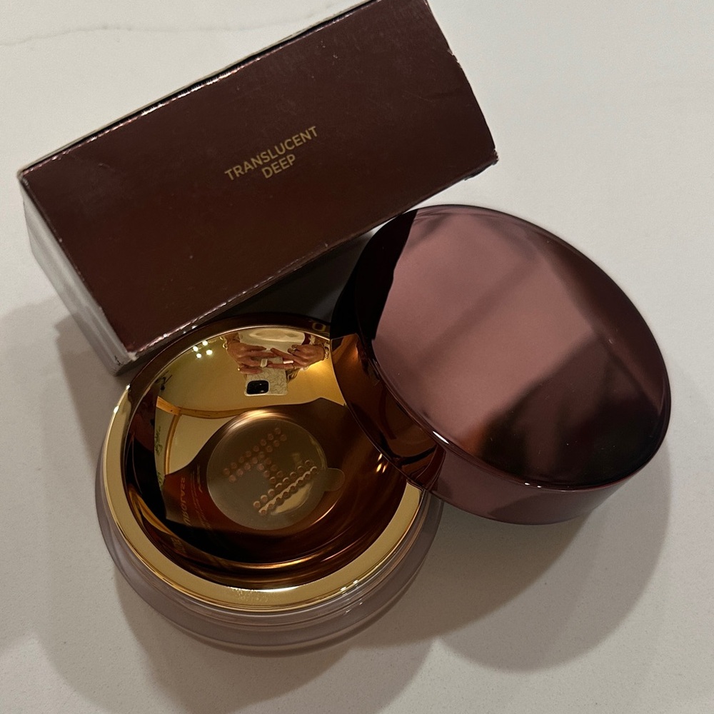 Hourglass Veil Setting Powder in Translucent Deep - Picture 4 of 5